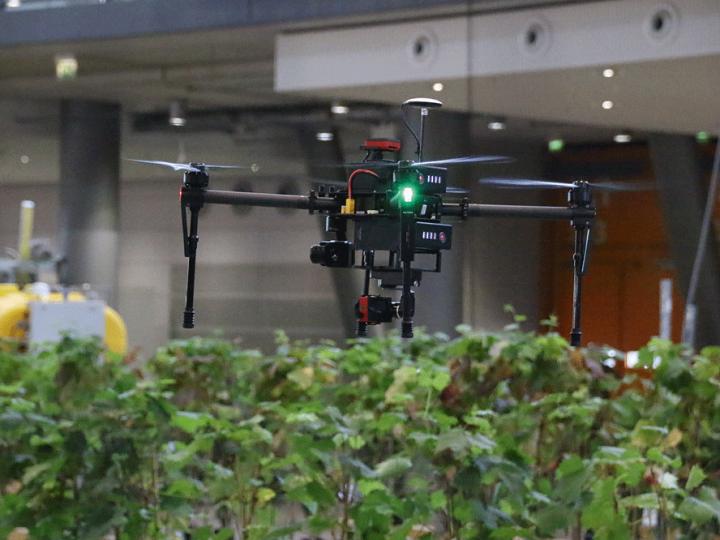 Drohnen-Sonderschau: Auch ein Applikations­copter war im Einsatz – natürlich mit Wasser.