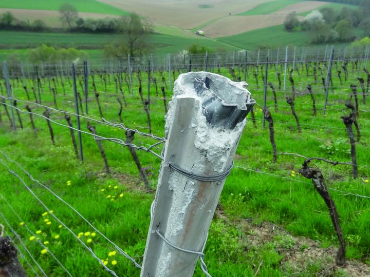 Endpfahl Kunststoff mit Stahlpfahl und Beton verfestigt.