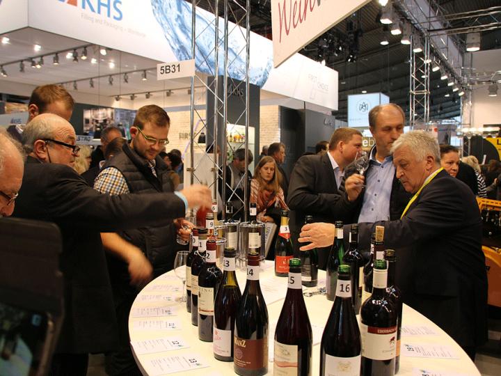 Am Fraund-Stand konnte man die Siegerweine des 1. Internationalen Schwarzrieslingpreises verkosten.