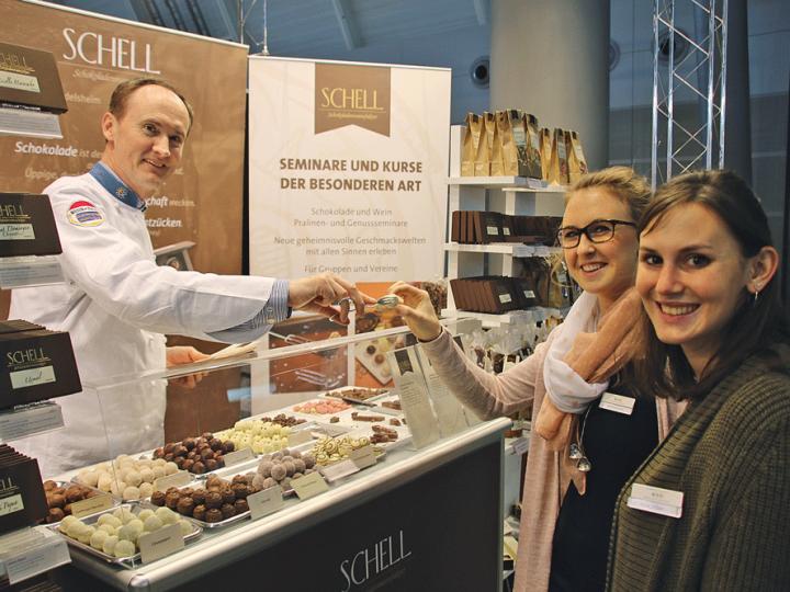 Schokolade zum Wein und Pralines gab“s bei Chocolatier Eberhard Schell.