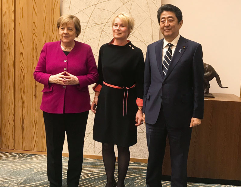 Julia Schnitzler mit Kanzlerin Angela Merkel in Japan
