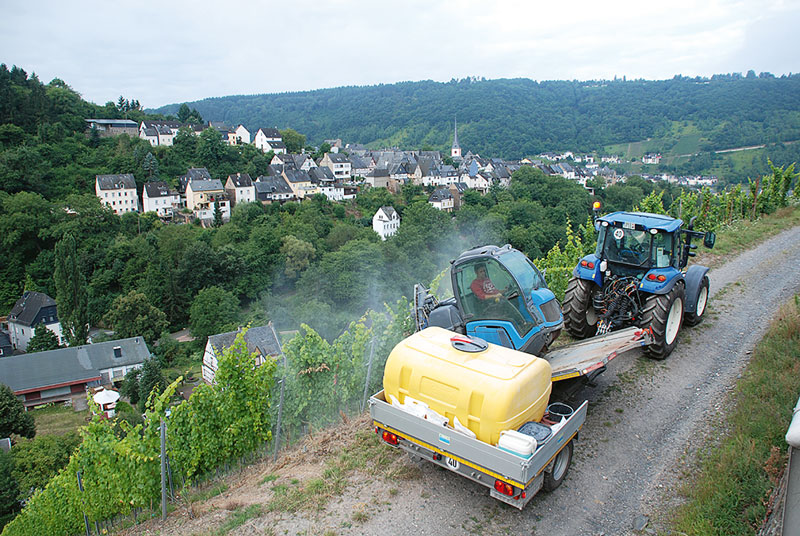 Mit der Raupe im Steilhang