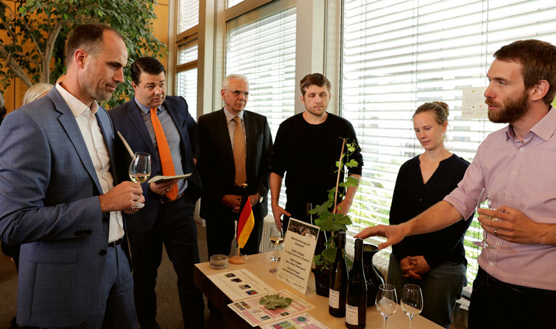 Pfalz: Staatsminister Hoch lernt den Weincampus kennen