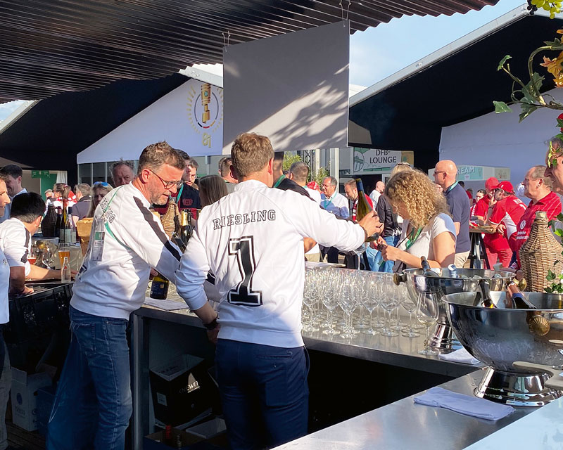 Fans feiern mit heimischem Wein beim DFB-Pokalfinale